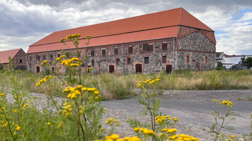 Ein großer Gutshof im Sommer.